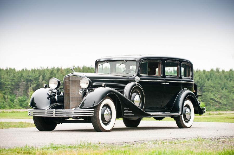  Cadillac Series 60 7-Passenger Limousine by Fleetwood 1933 года  (фото 1 из 21)